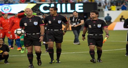  بالفيديو.. نهائي "مثير" تحكيميا.. حالتي طرد وانذار لميسي 